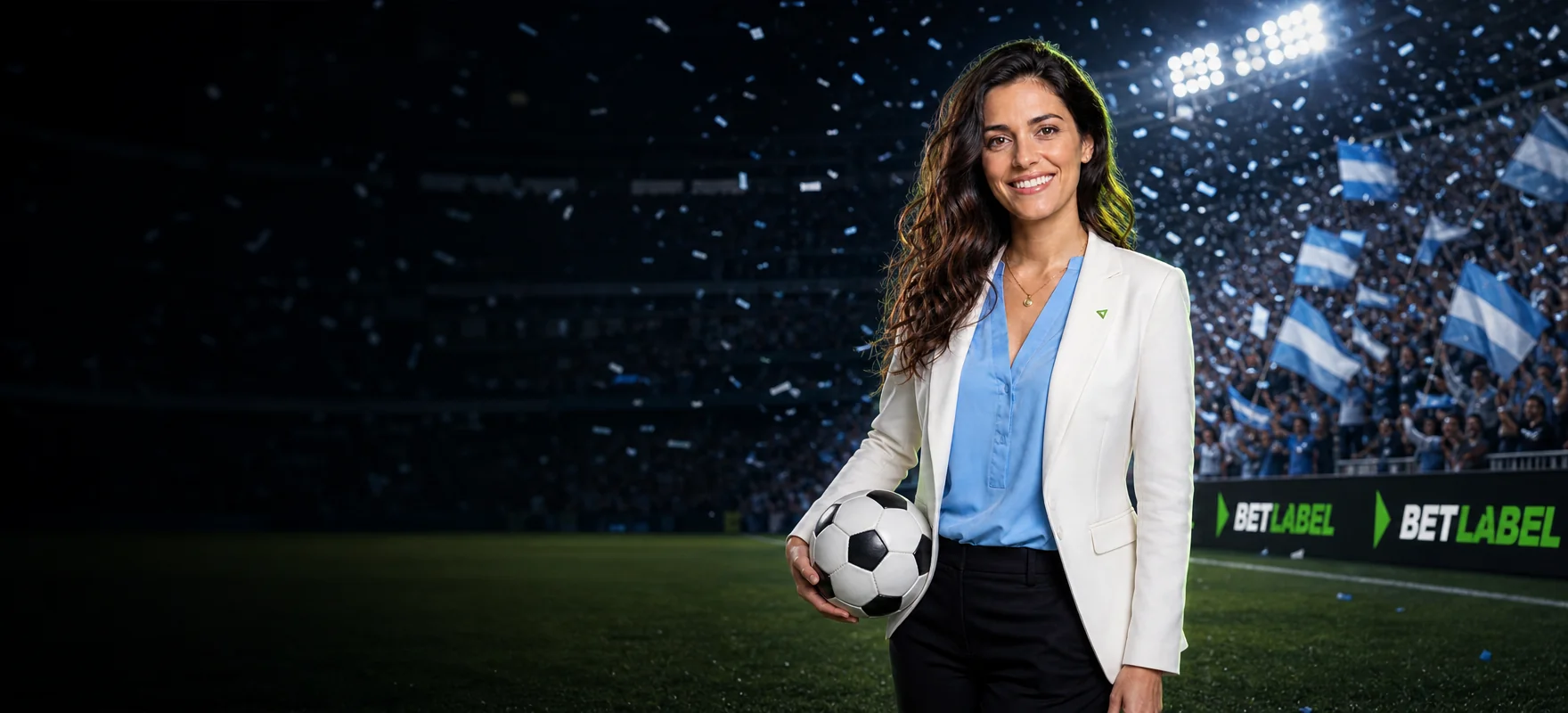 Mujer de saco blanco con una pelota de fútbol junto a la cancha de un estadio lleno bajo una lluvia de papelitos celestes y blancos, con el logo de BetLabel en las pantallas LED Mujer de saco blanco con una pelota de fútbol junto a la cancha de un estadio lleno bajo una lluvia de papelitos celestes y blancos, con el logo de BetLabel en las pantallas LED